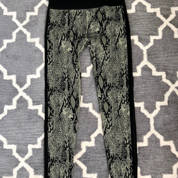 Fabletics High-Waisted Seamless Snakeskin 7/8 - Picture 5 of 5